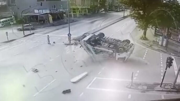 Bursa'da Çöp Kamyonu Ters Takla Attı!