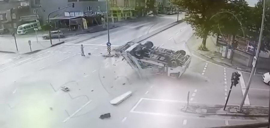 Bursa'da Çöp Kamyonu Ters Takla Attı!