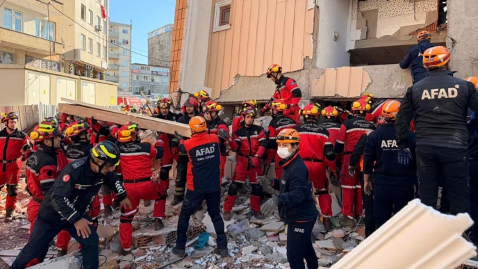 Gebze enkazında kurtarma sürüyor! 18 yaşındaki Dilara sağ kurtarıldı, 2 çocuk hayatını kaybetti