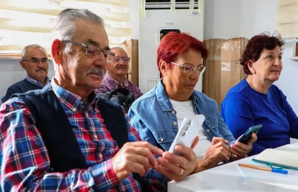 60 yaş üstü bireyler dijital çağa adım atıyor