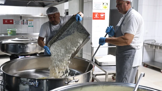 Antalya Büyükşehir’den aşevleriyle sosyal destek