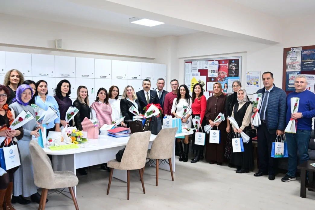 Bursa Yıldırım’da Öğretmenler Günü çiçeklerle kutlandı