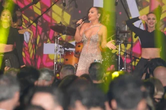 Demet Akalın'dan Antalya'da unutulmaz performans... Yeni hiti 'Beni Unutma' listelere hızlı giriş yaptı