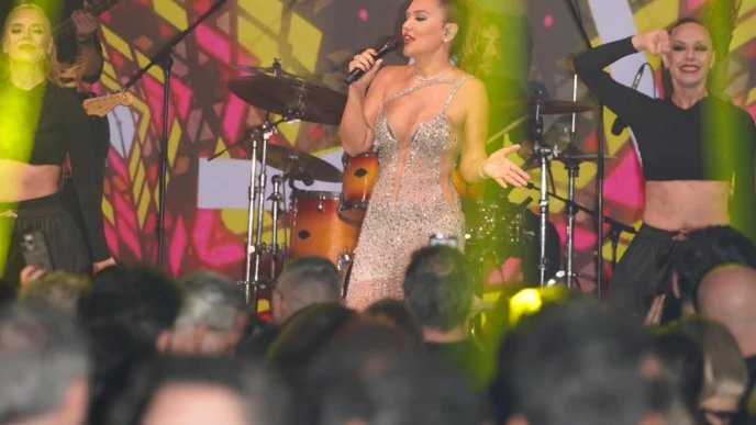 Demet Akalın'dan Antalya'da unutulmaz performans... Yeni hiti 'Beni Unutma' listelere hızlı giriş yaptı