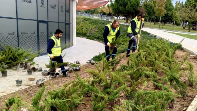 Dilovası Millet Bahçesi'nde dip köşe temizliği