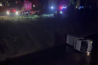 Düzce'de kamyonet su kanalına devrildi!