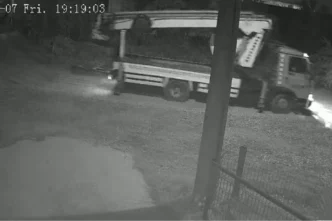 Düzce'de mobil vinç telefon direğini kırıp olay yerinden uzaklaştı