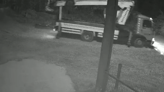 Düzce'de mobil vinç telefon direğini kırıp olay yerinden uzaklaştı