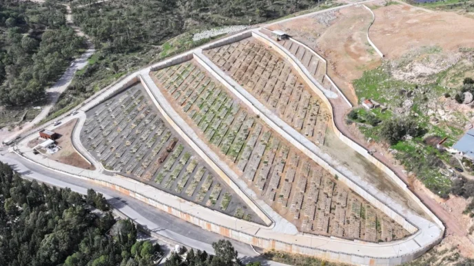 İzmir'de 'çift katlı' mezarlık!