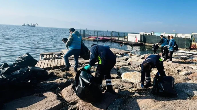 İzmir'de doğaseverler Karşıyaka'da kıyı temizliği yaptı