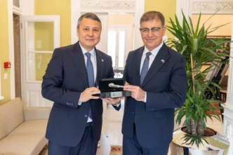 İzmir'de Kazakistan heyeti Ay Yıldızlı Konak'ta ağırlandı