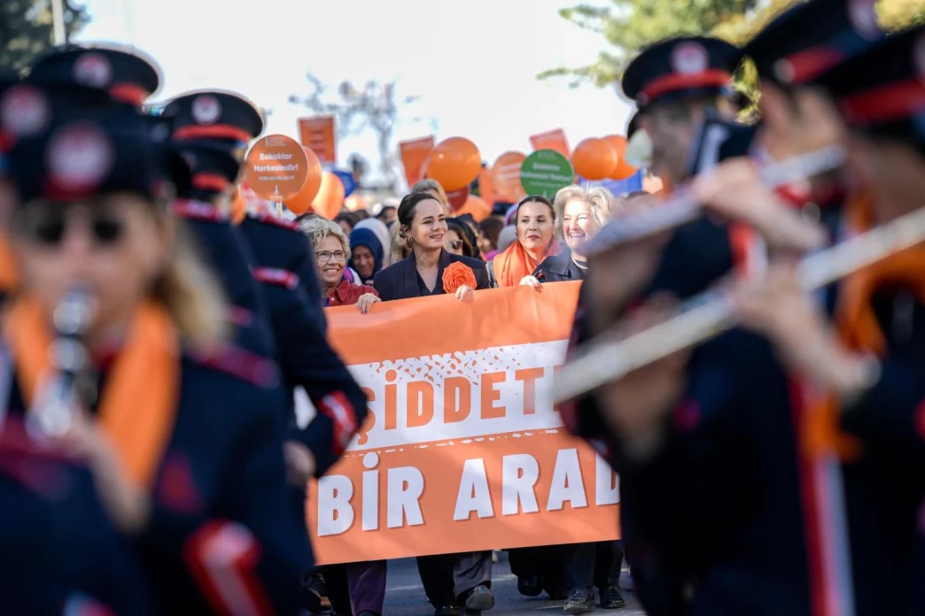 İzmir'de şiddete karşı 'turuncu' yürüyüş