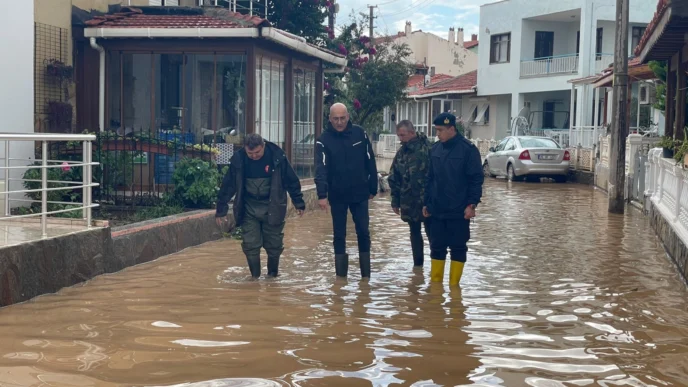 İzmir Foça'da sel! Selden etkilenen bölgelere Kaymakam Aydın'dan inceleme