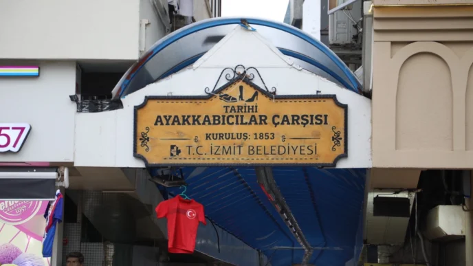 İzmit'te Tarihi Ayakkabıcılar Çarşısı’nın çatısı yenileniyor