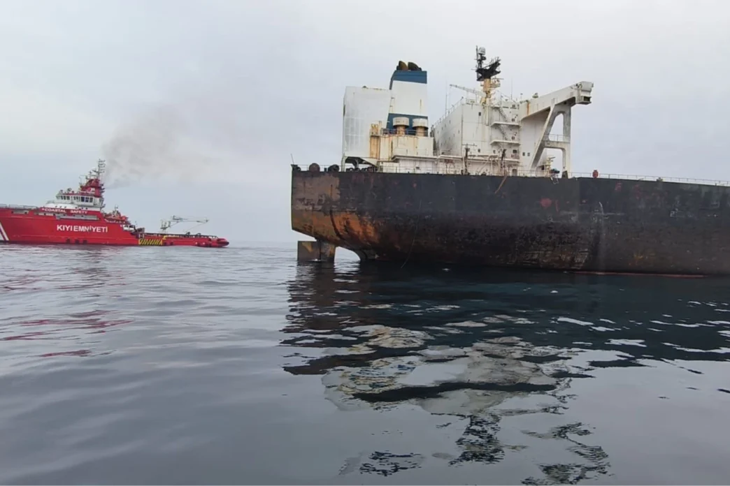 Karadeniz'de patlama yaşayan 'KAIROS'ta yangın söndürüldü... VIRAT'ın çeki operasyonu sürüyor