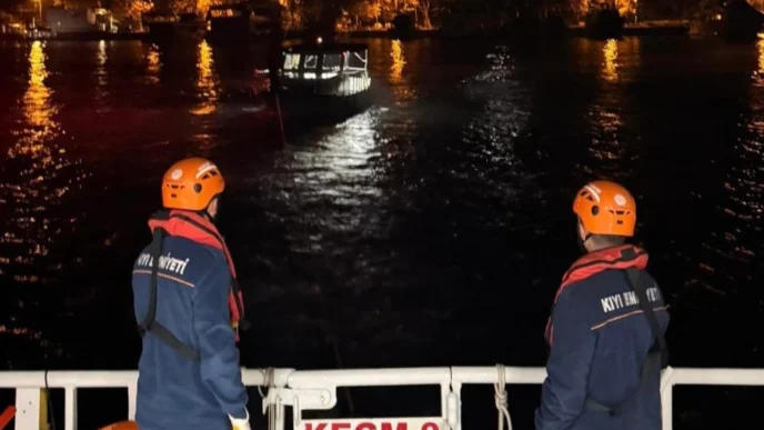 Kireçburnu açıklarındaki pervane arızası yaşayan tekne Tarabya’ya yanaştırıldı
