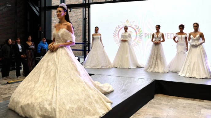 Kocaeli 3. Evlilik Fuarı'nda gelinlik ve bindallılar sahneye çıktı