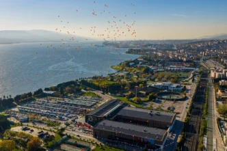 Kocaeli'de turuncu balonlar şiddetsiz dünya için gökyüzüne bırakıldı
