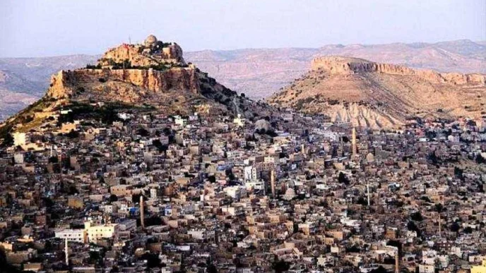 Mardin 1. Cadde'de tarihi dokuya aykırı unsurlar kaldırılıyor