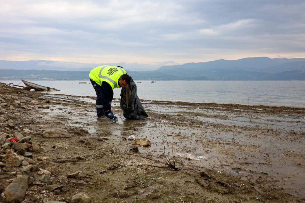Sapanca Gölü'nde ekosistemi koruyan kıyı temizliği