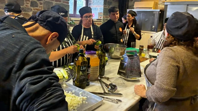 Şef Rıfat Yurttaş işitme engelli kursiyerlerle Ege yemekleri yaptı