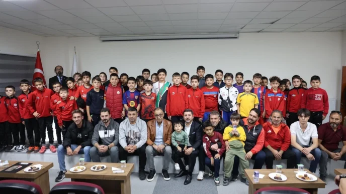 Rasim Arı'dan minik futbolculara krampon