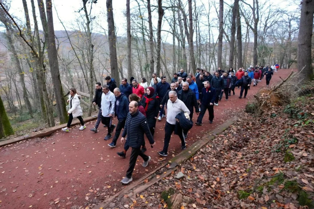 Bakan Tekin öğretmenlerle doğa yürüyüşü yaptı