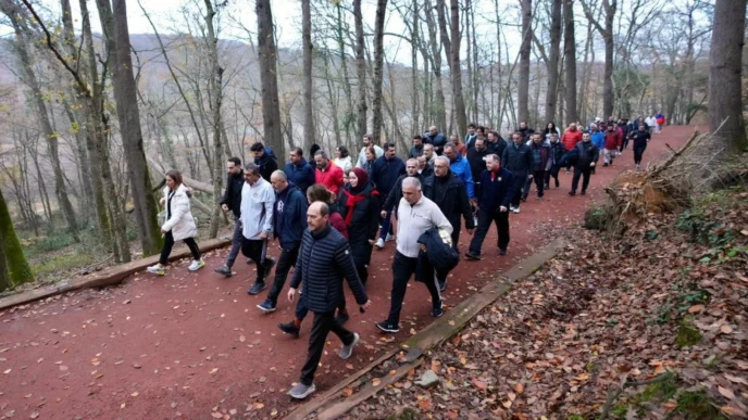 Bakan Tekin öğretmenlerle doğa yürüyüşü yaptı