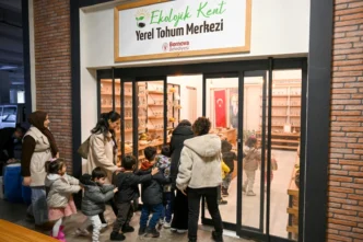 Bornova'da minik eller toprağa dokundu