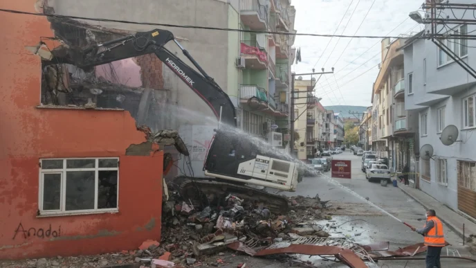 Bursa Gemlik’te güvenli kent için metruk bina yıkımları sürüyor
