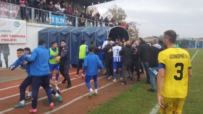 Ergene Velimeşespor ile Uzunköprüspor maçında gazeteciye ve futbolculara saldırı!