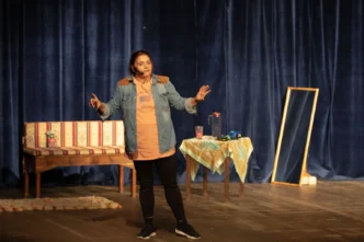 İzmir Narlıdere’de “Özel Anne” oyunu sanatseverlerle buluştu