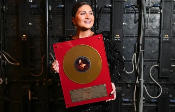 Sibel Can'a 'altın plak' ödülü
