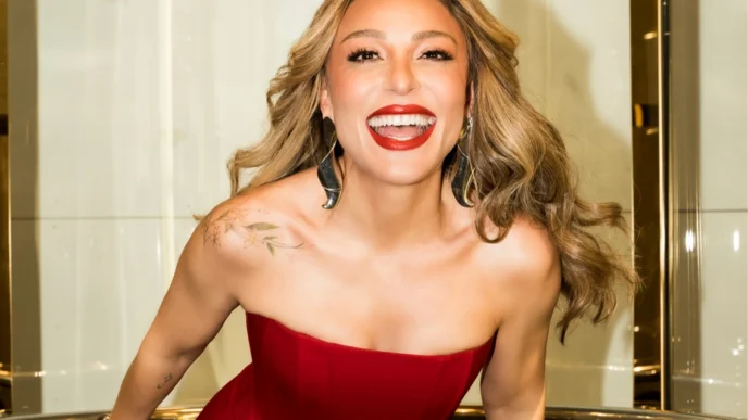 Ziynet Sali’den kırmızı elbiseli alev alev paylaşım!