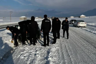 Ağrı'da infaz ve koruma memurlarından yol yardımı