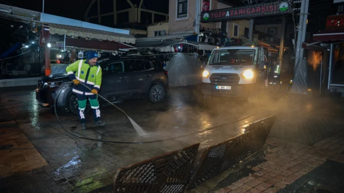 Bursa'da tarihi çarşı ve hanlarda gece mesaisi