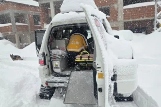 Düzce’de kar paletli ambulansla hasta kurtarıldı