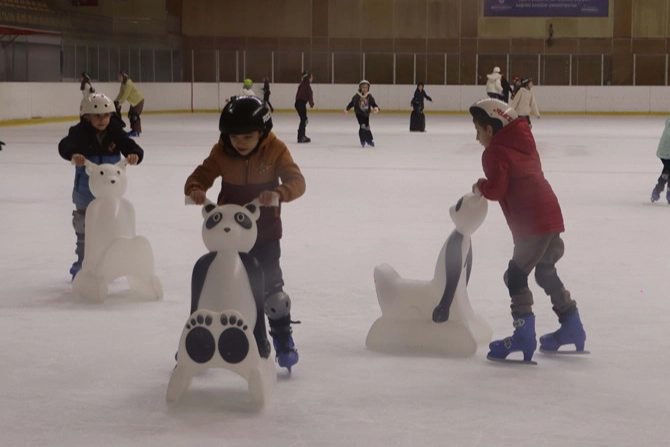 İstanbul'da Maltepeli çocuklar buz pistinde