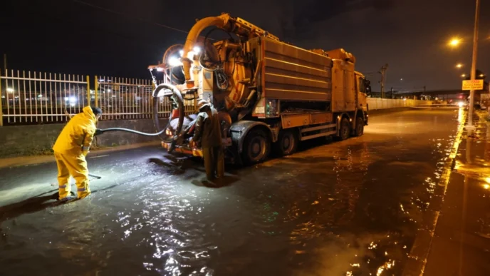 İzmir’de sağanak seferberliği... Büyükşehir tüm birimleriyle sahadaydı
