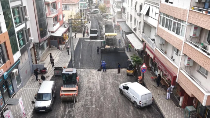 İzmir’de ulaşımı rahatlatan asfalt atağı