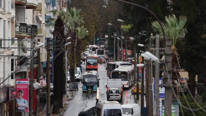 İzmir Özmen Caddesi'ndeki yeni altyapı yağmur sınavından geçti