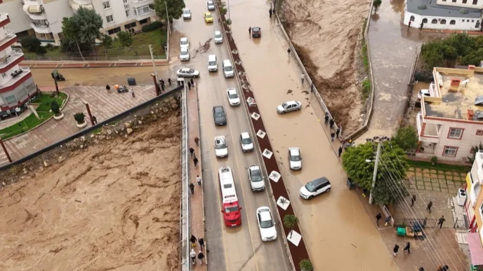 Mersin'de dere taştı, birçok araç zarar gördü