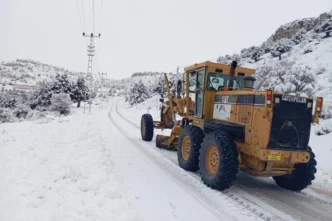 Mersin'de karla mücadele aralıksız sürüyor