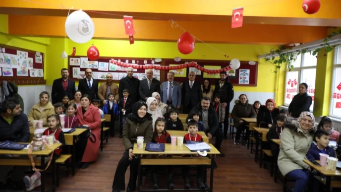 Mustafa Palancıoğlu öğrencilere karnelerini dağıttı