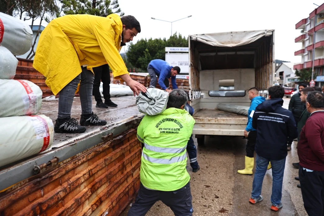 Antalya'da hortum ve fırtına mağduru üreticiye destek