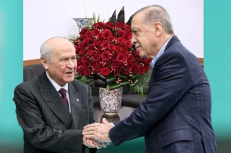 Bahçeli’den Cumhurbaşkanı Erdoğan'a 72 güllü yaş hediyesi