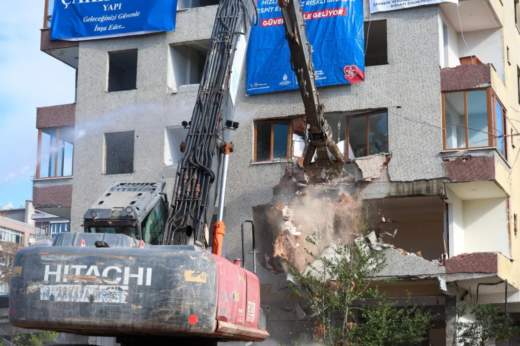 Bakırköy’de 46 yıllık riskli bina yıkıldı