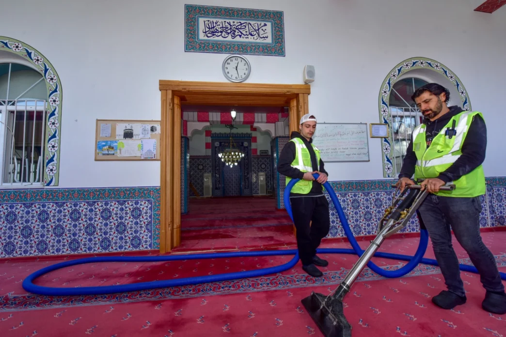 Bursa camilerinde Ramazan temizliği