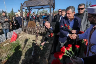 CHP Genel Başkanı Özgür Özel Adıyaman'da... Deprem şehitliğini ziyaret etti