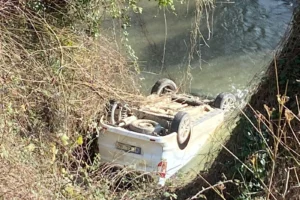 Düzce Akçakoca’da otomobil dere yatağına yuvarlandı